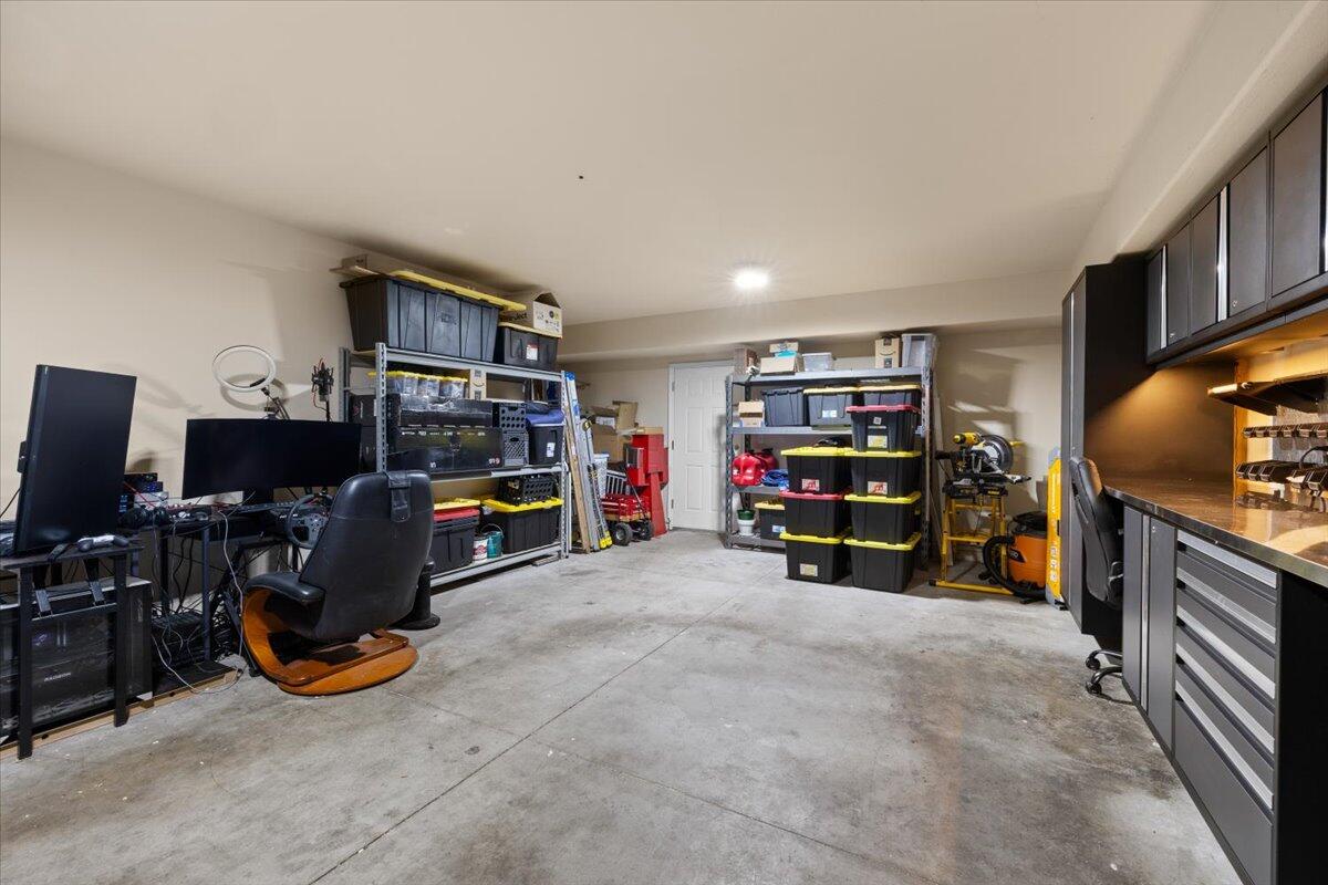 411 Berrydale Avenue, 10