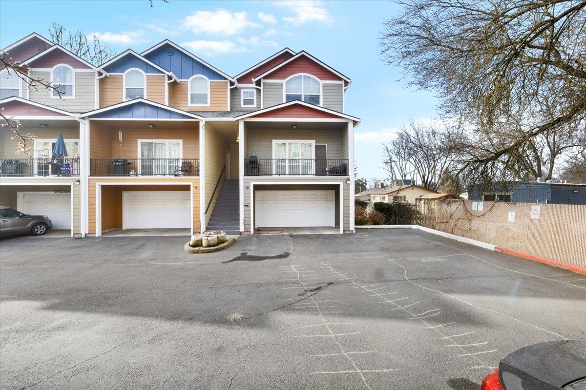 411 Berrydale Avenue, 10