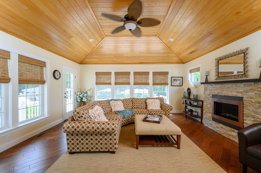 14 Riverpoint Dr