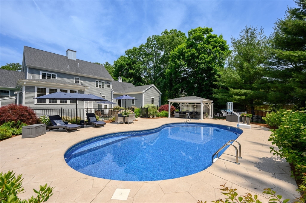 14 Riverpoint Dr