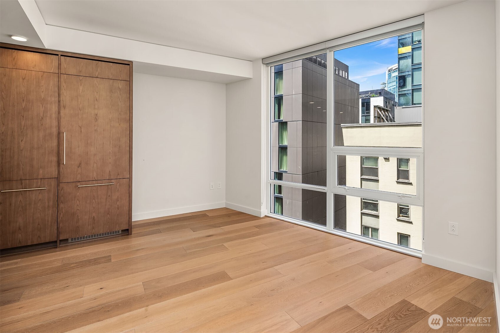 121 stewart Street Unit: 908