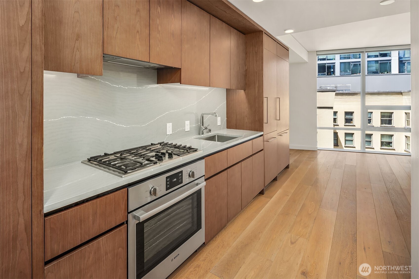 121 stewart Street Unit: 908