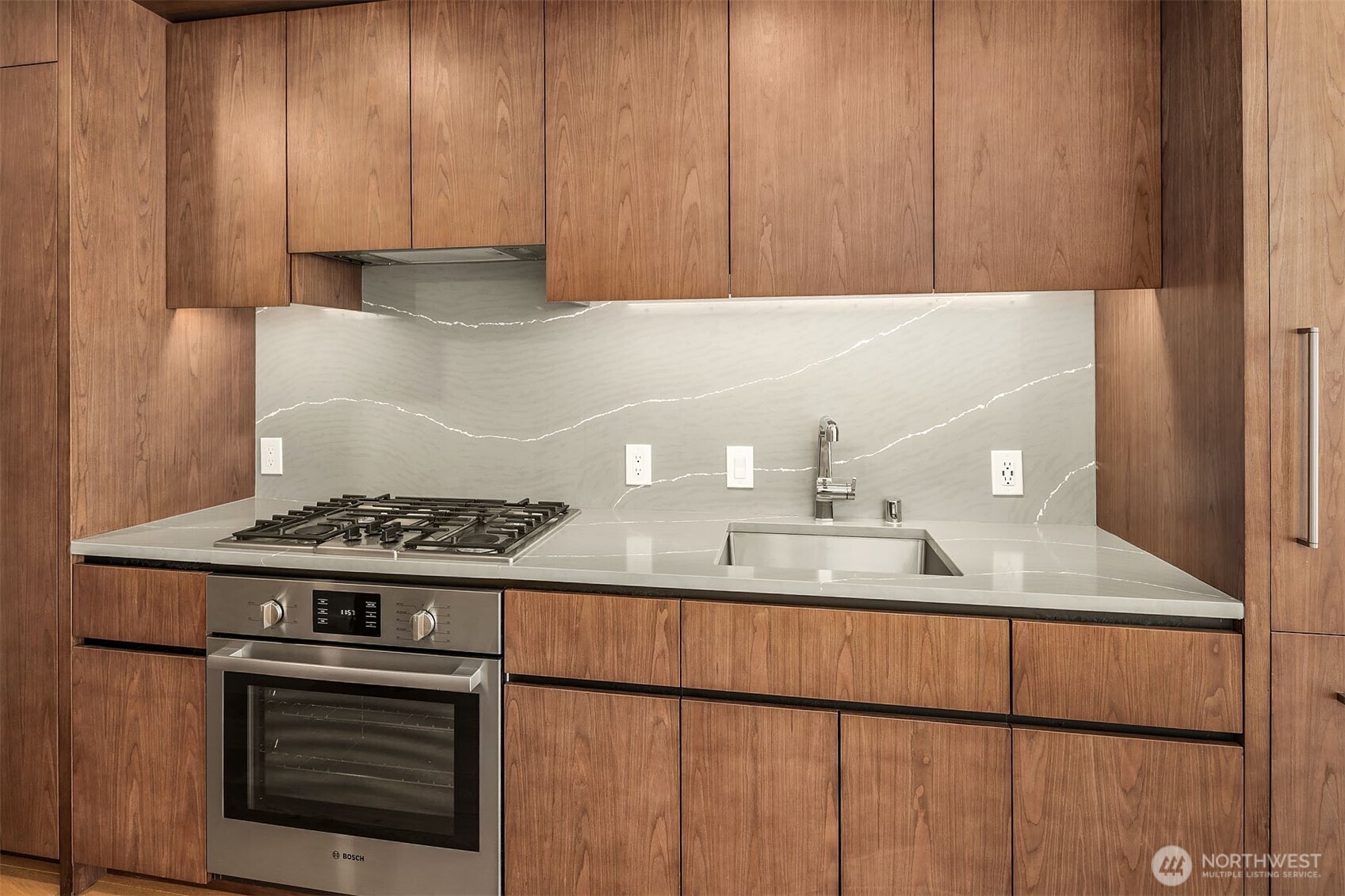 121 stewart Street Unit: 908