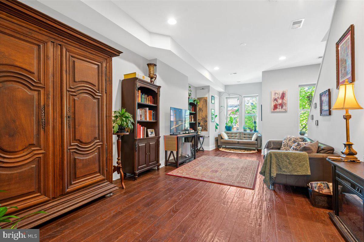 16 R St NW #2