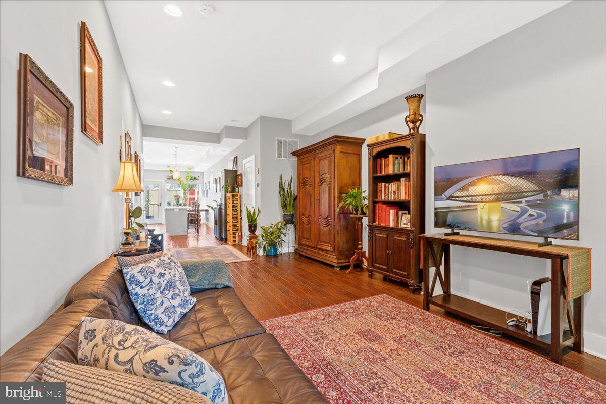 16 R St NW #2