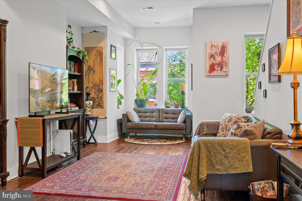 16 R St NW #2