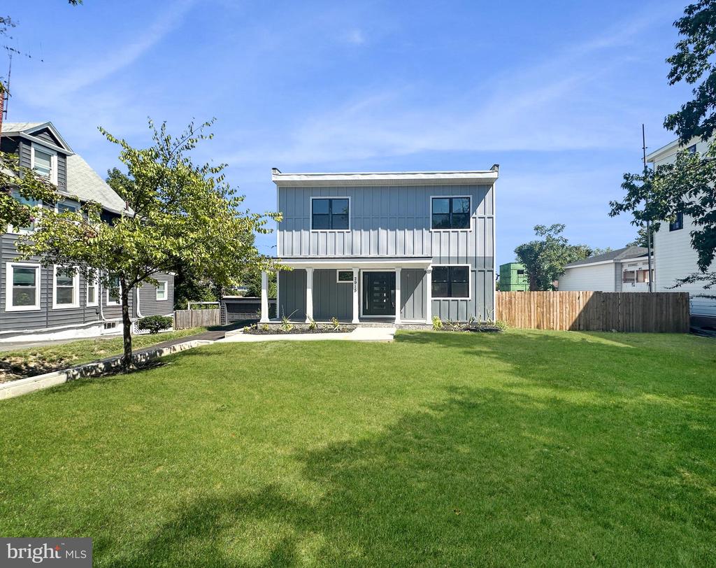 2915 S Dakota Ave NE