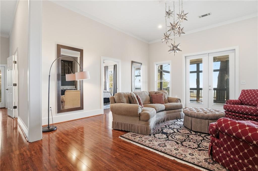 1021 Falcon Heights