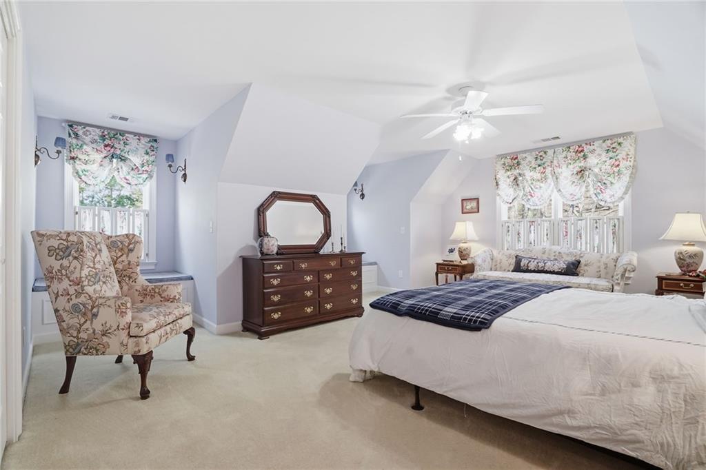 1021 Falcon Heights