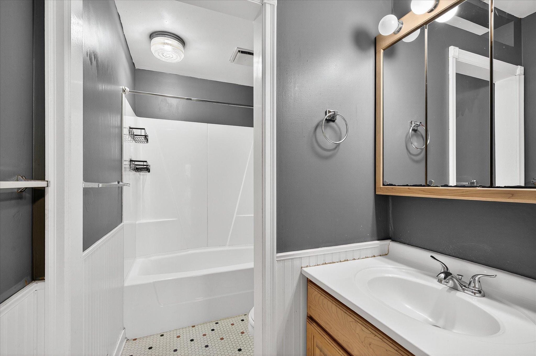 735 Madison Street NE