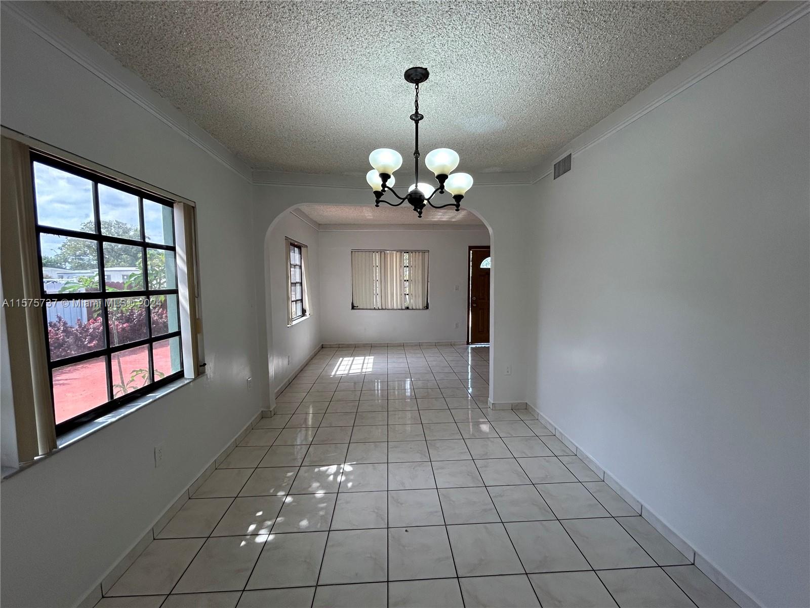 982 E 28th St Unit: .