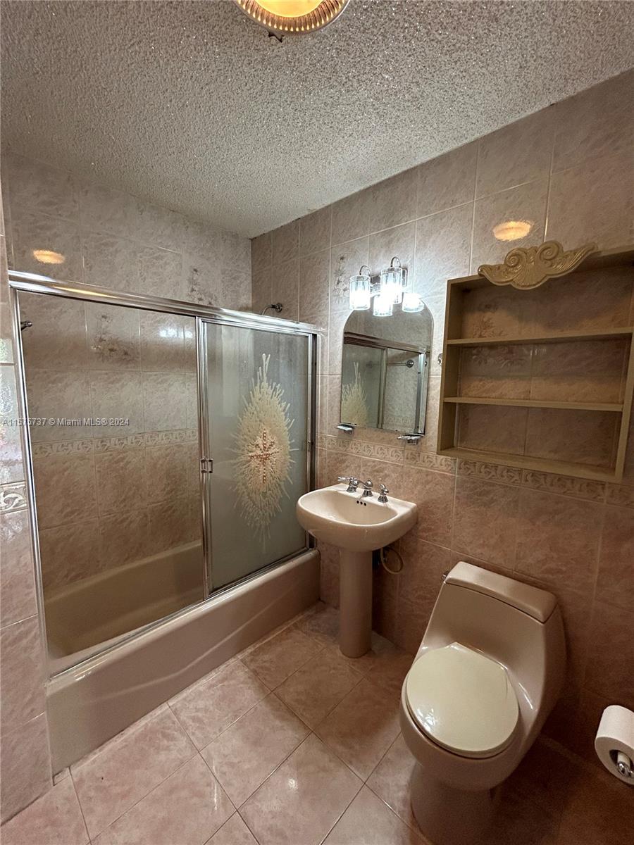 982 E 28th St Unit: .