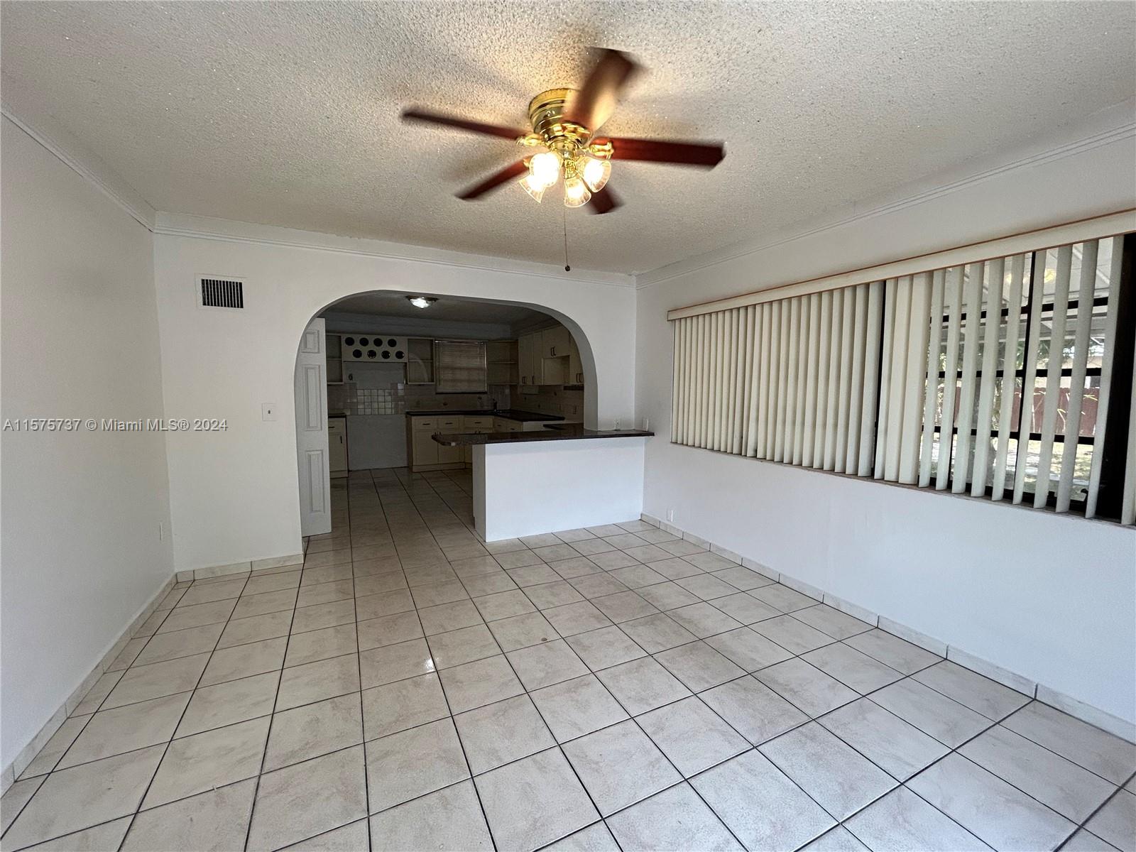 982 E 28th St Unit: .