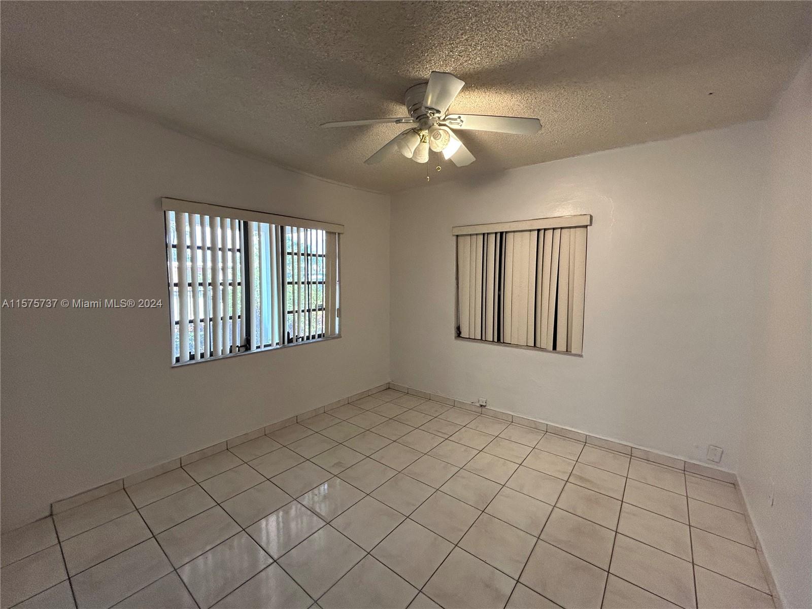 982 E 28th St Unit: .
