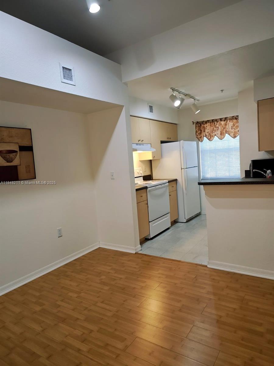 2586 Centergate Dr # 307