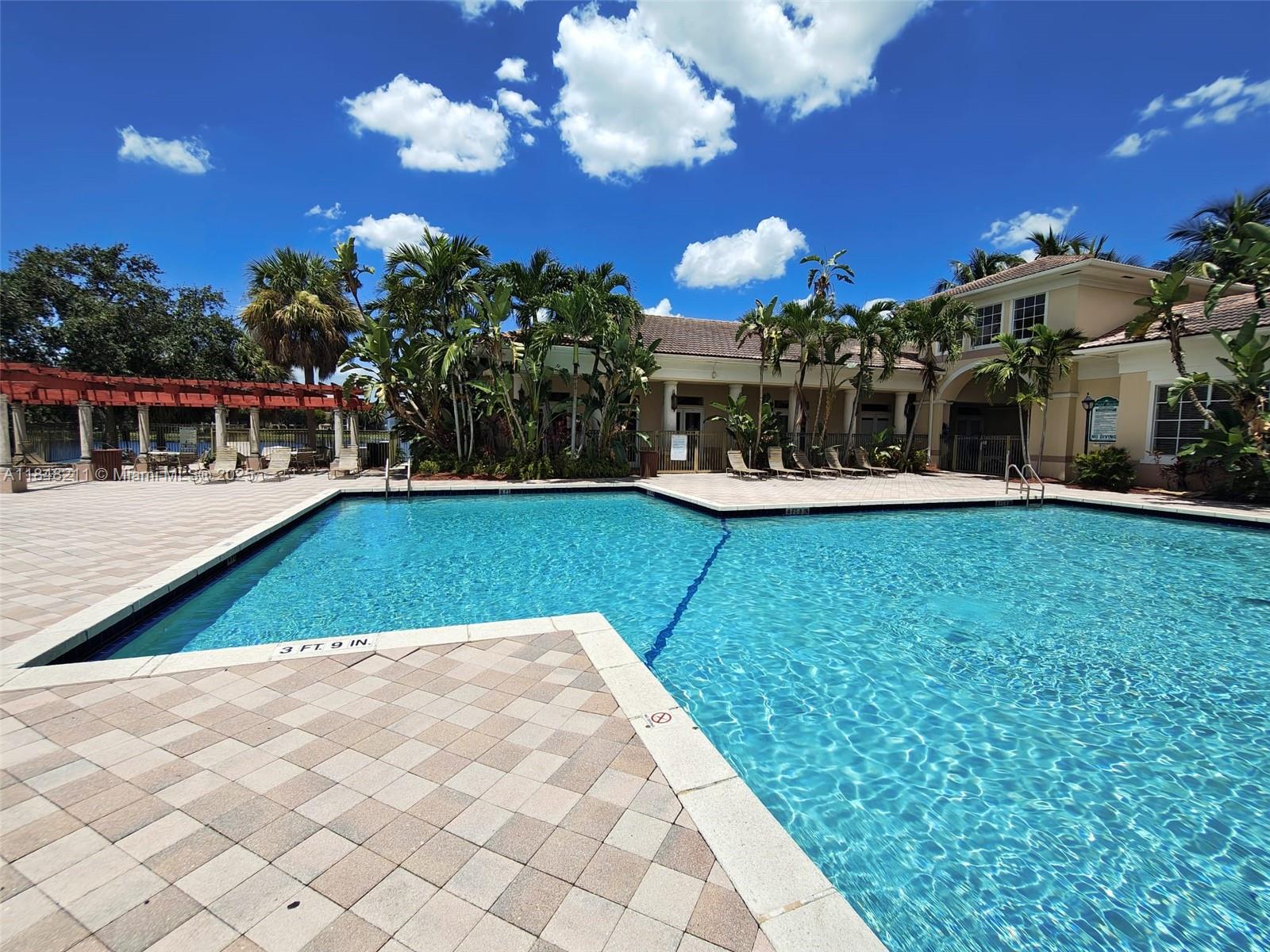 2586 Centergate Dr # 307
