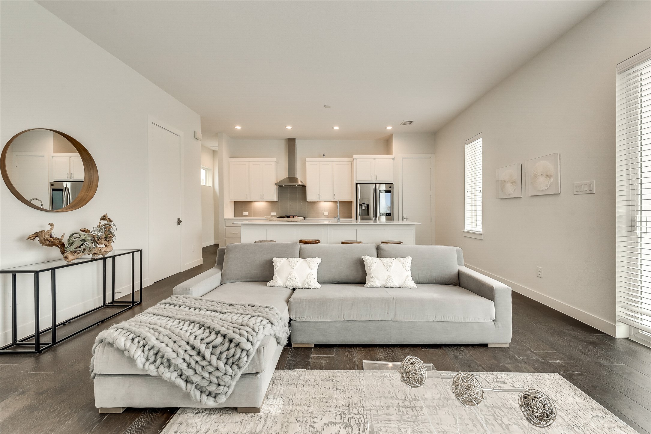 1518 N Carroll Avenue 601