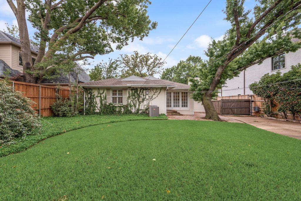 6727 Woodland Drive