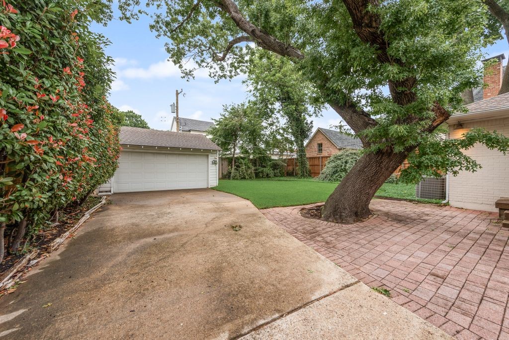 6727 Woodland Drive