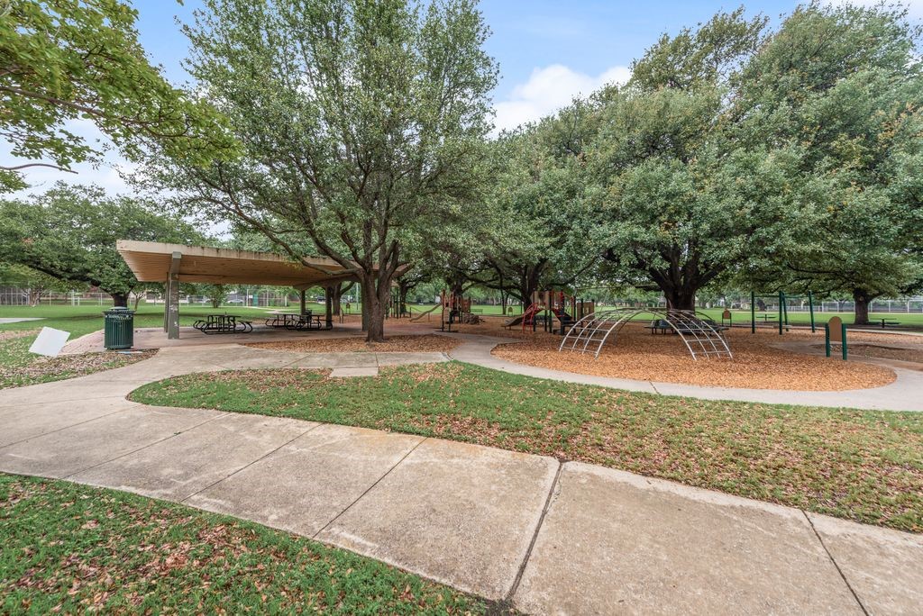 6727 Woodland Drive