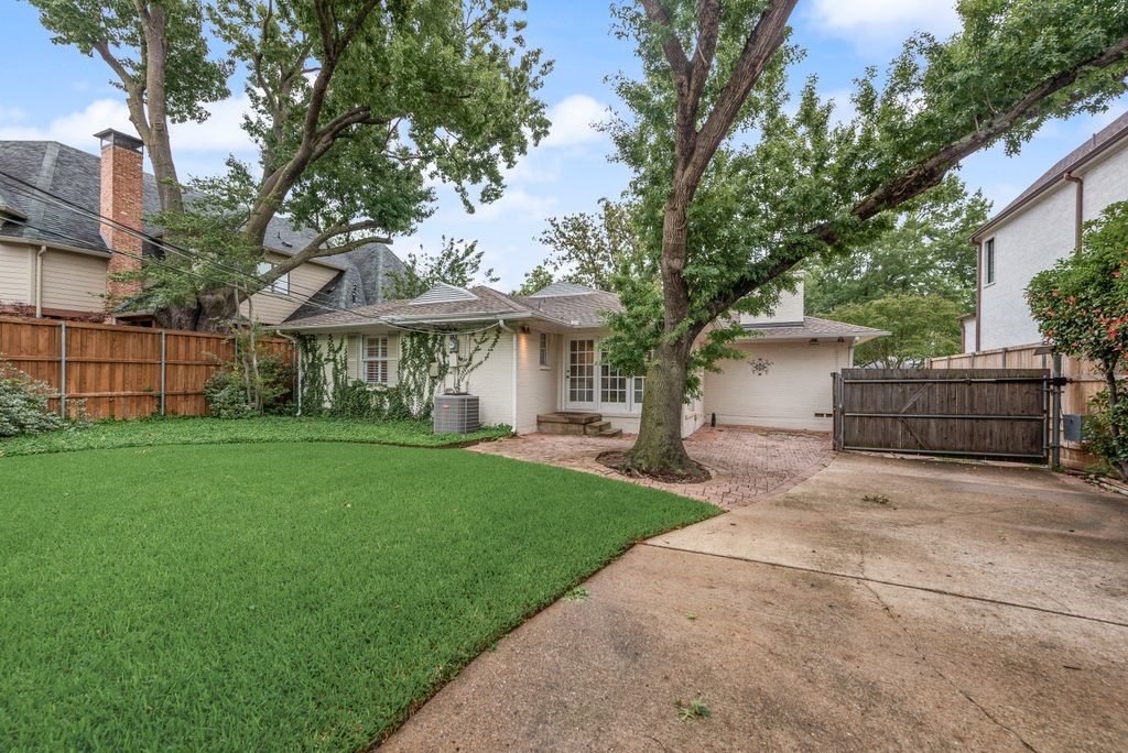 6727 Woodland Drive
