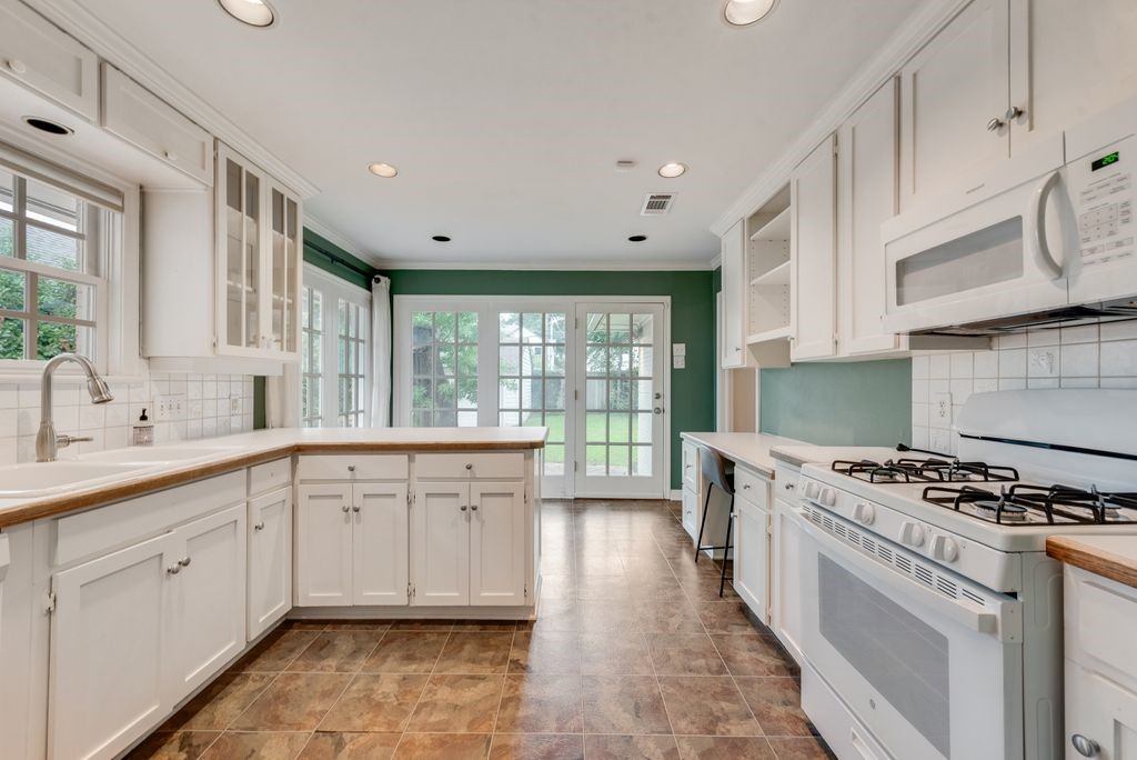 6727 Woodland Drive