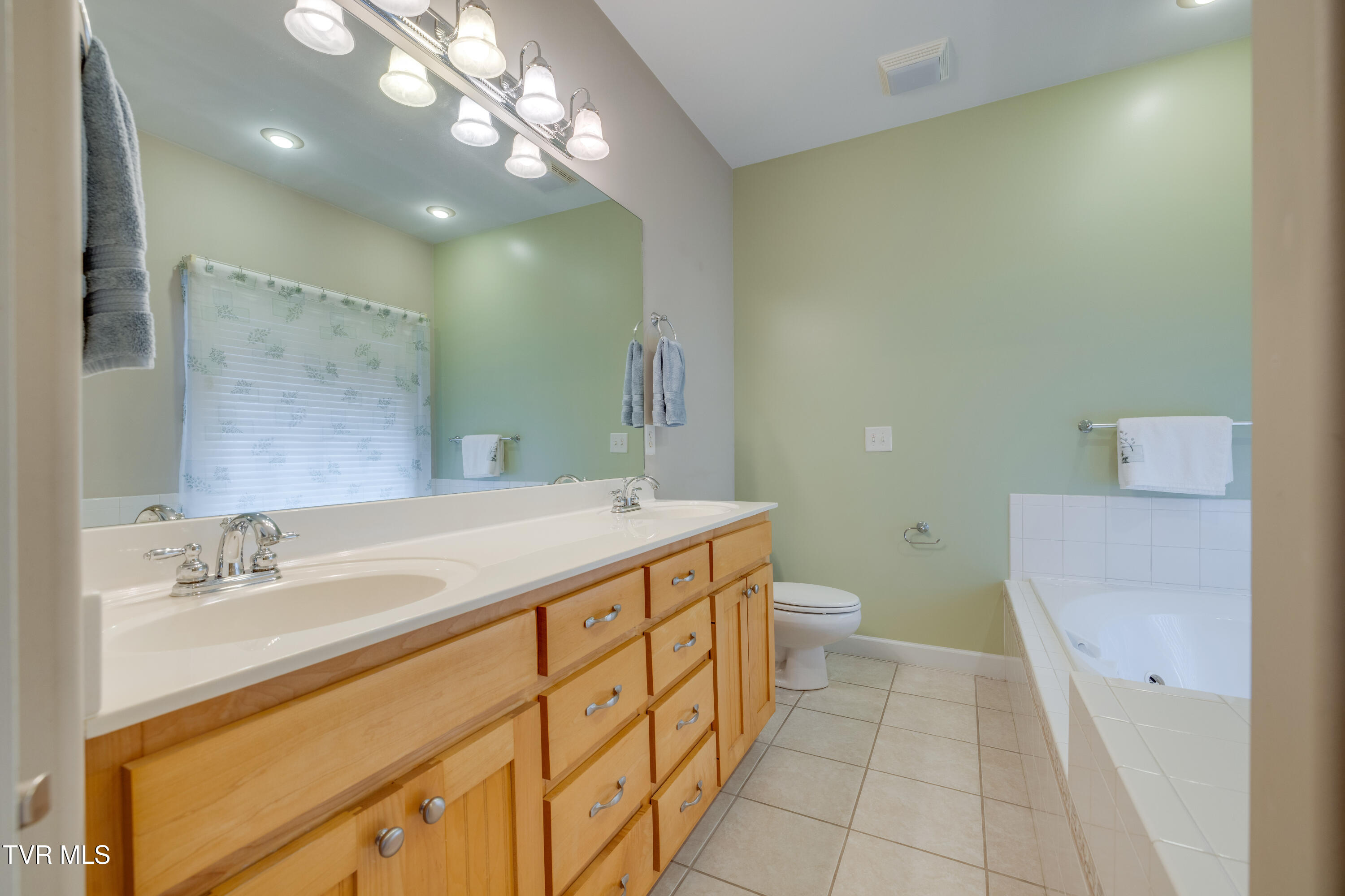 212 Emerald Chase Circle