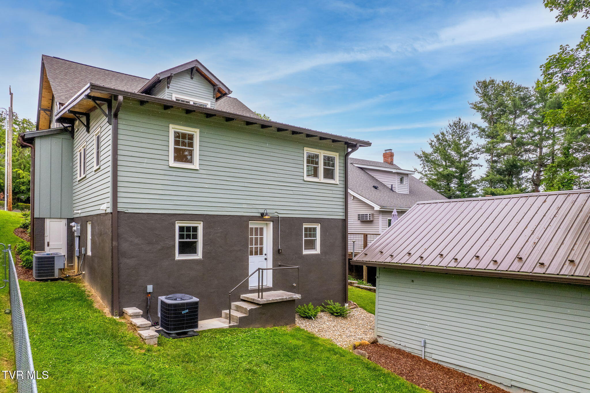 263 Northeast Oak Hill Street
