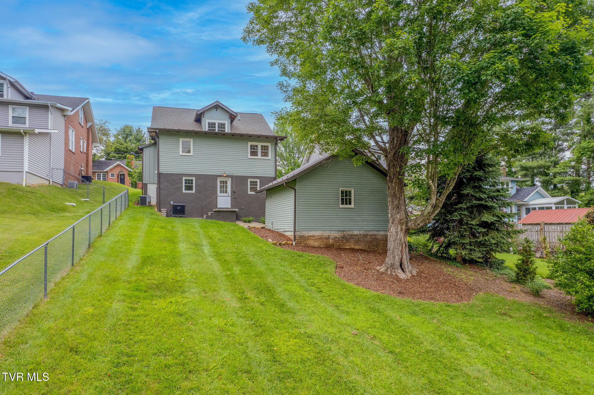 263 Northeast Oak Hill Street