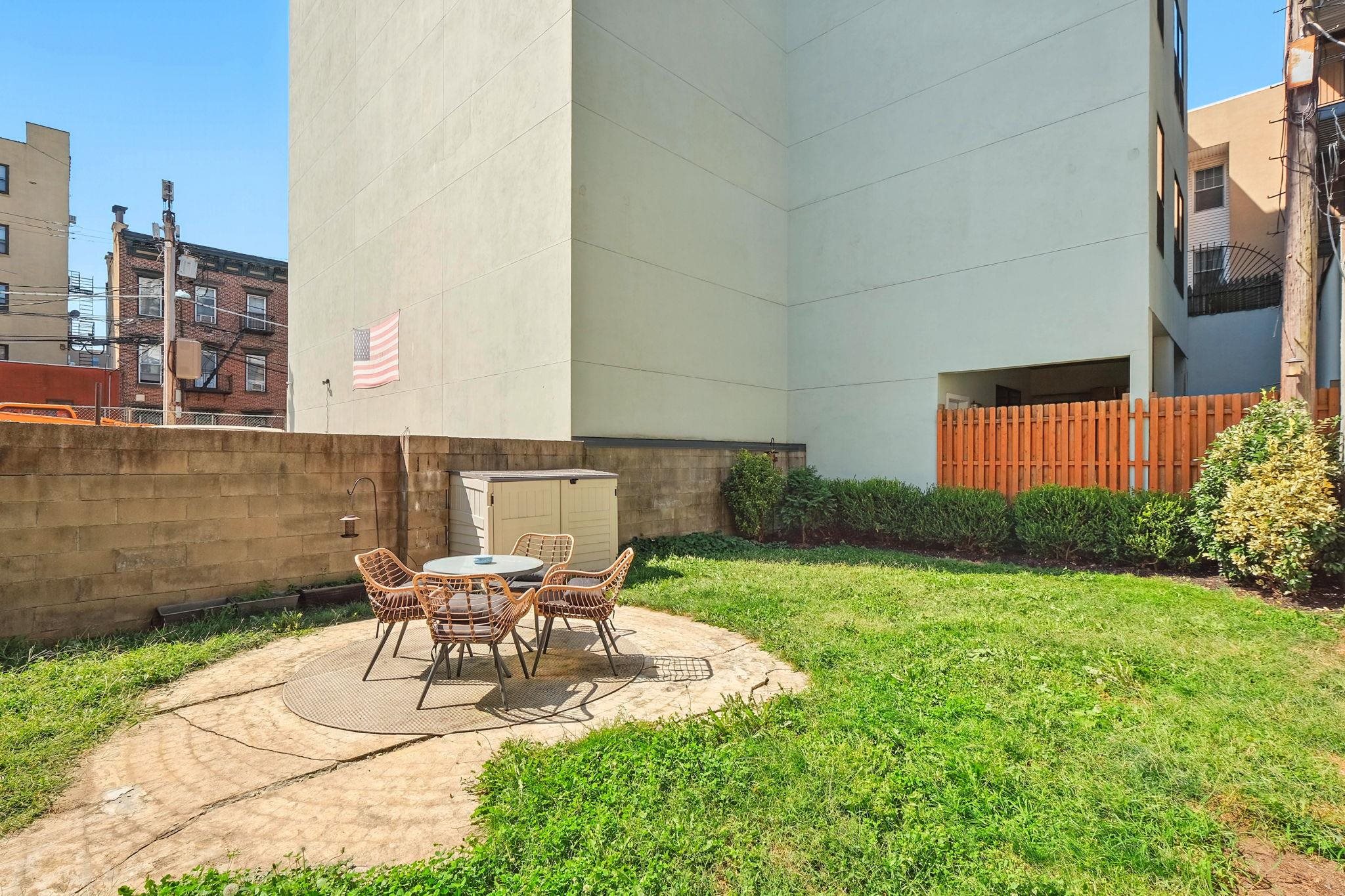 204 WILLOW AVE Unit: 1R