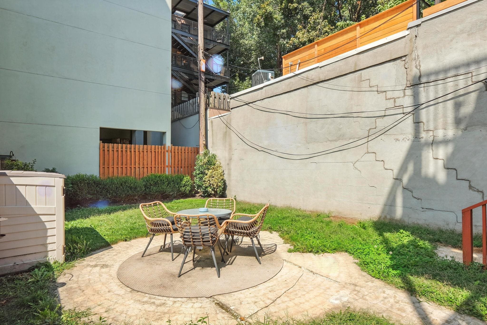 204 WILLOW AVE Unit: 1R