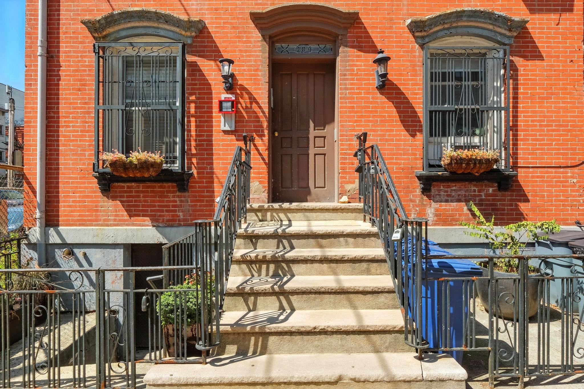 204 WILLOW AVE Unit: 1R