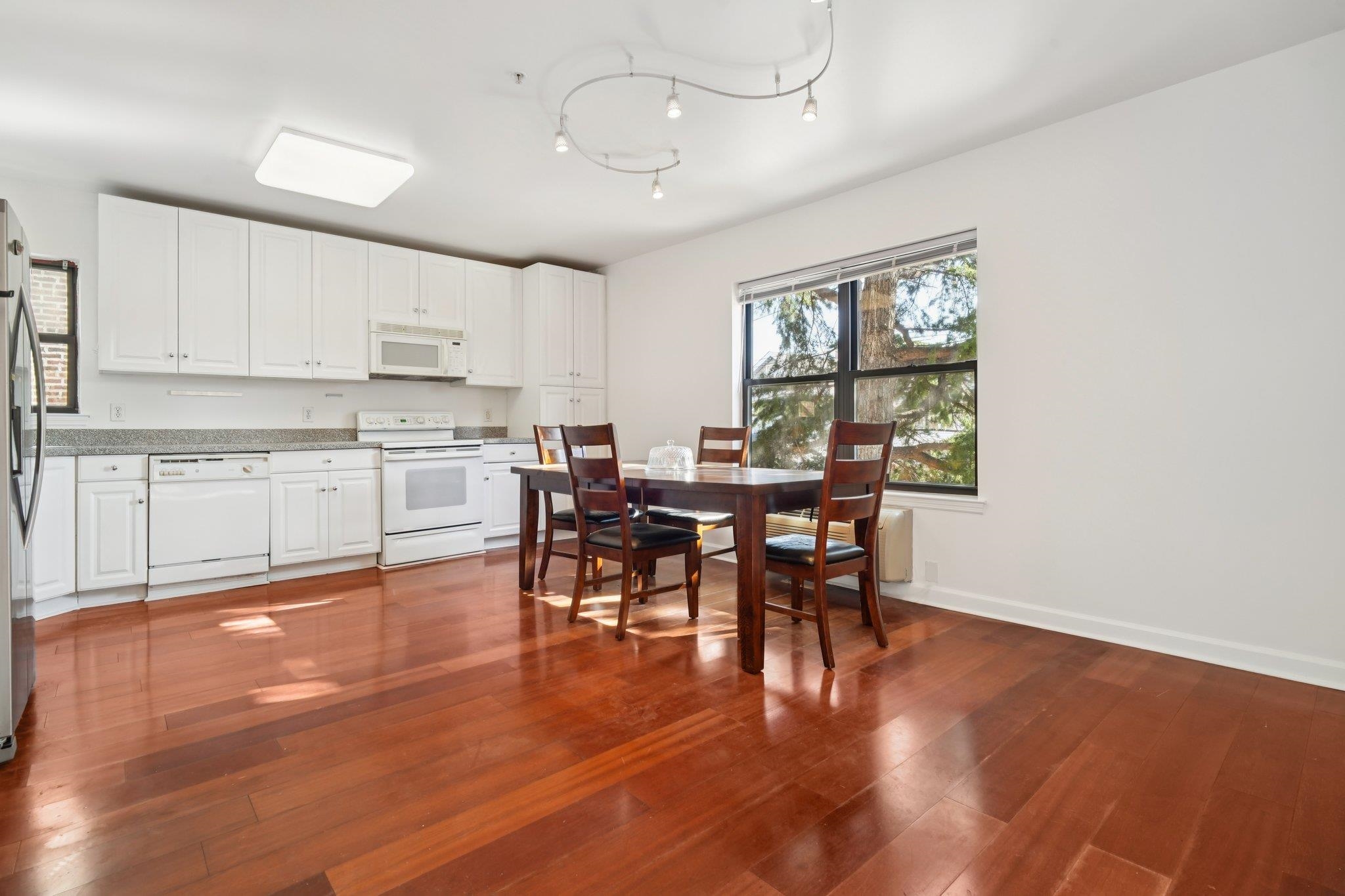 8915 BERGENWOOD AVE Unit: 12