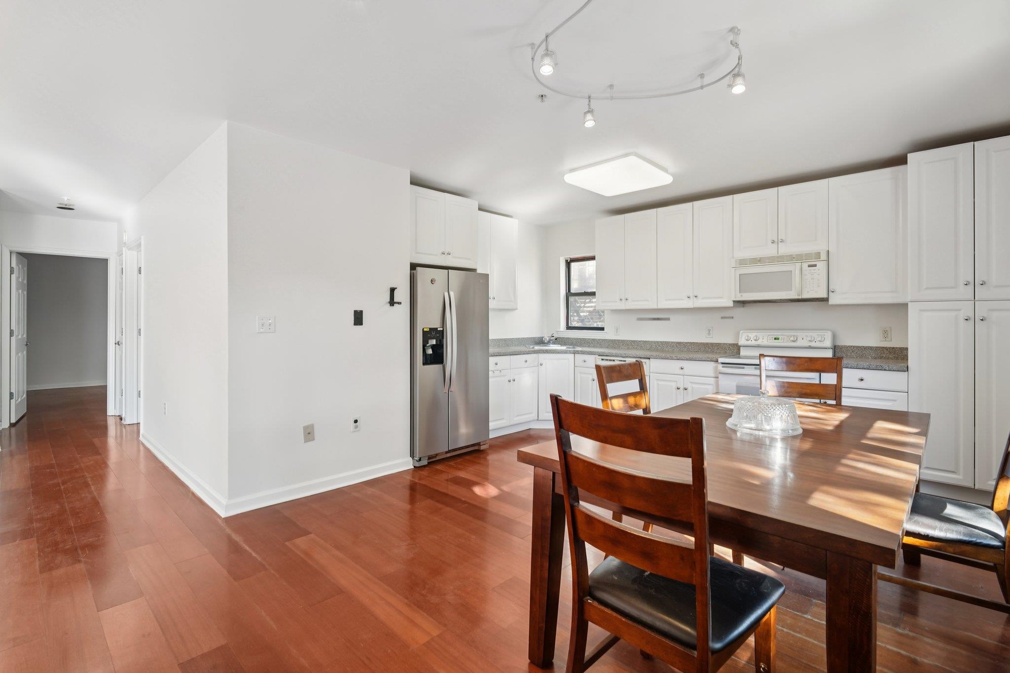 8915 BERGENWOOD AVE Unit: 12