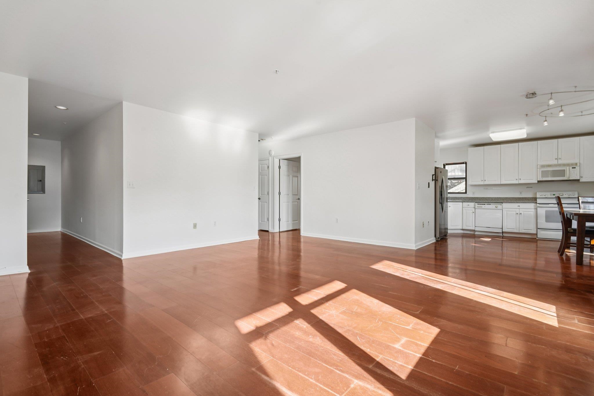 8915 BERGENWOOD AVE Unit: 12