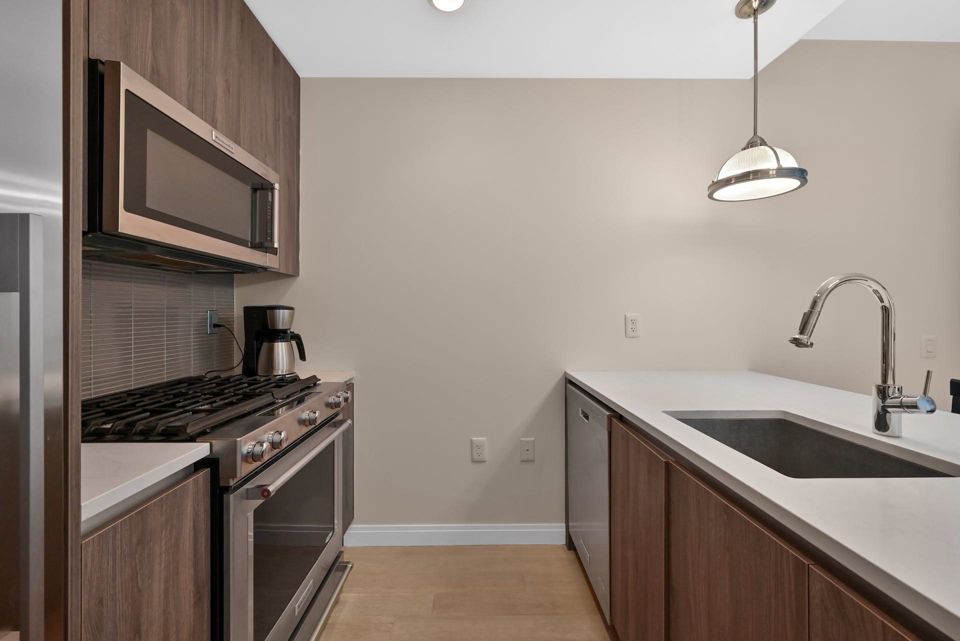 160 1ST ST Unit: 913