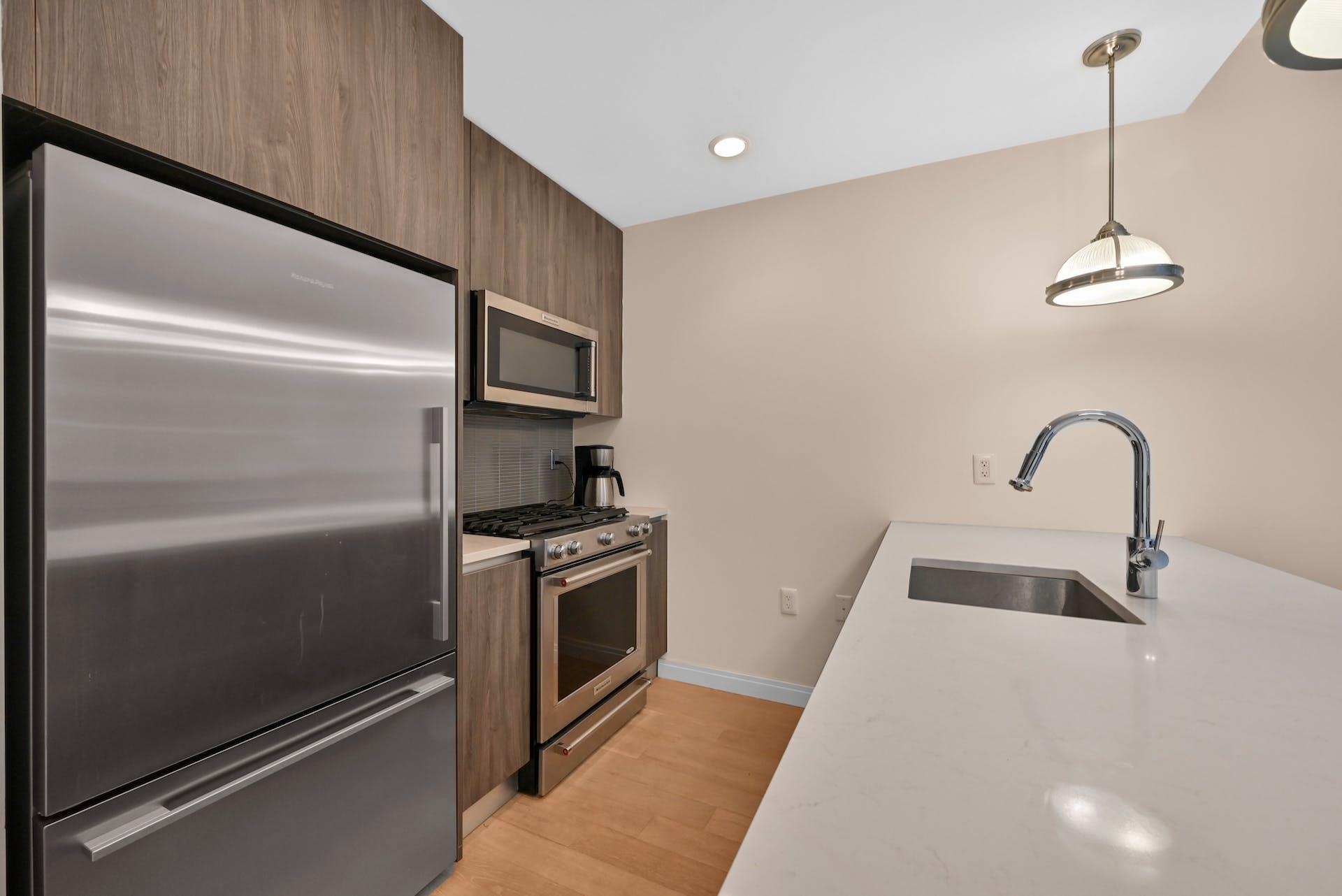 160 1ST ST Unit: 913