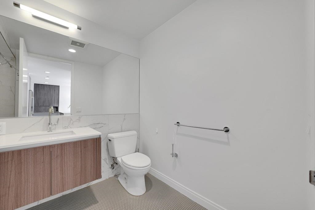 160 1ST ST Unit: 703