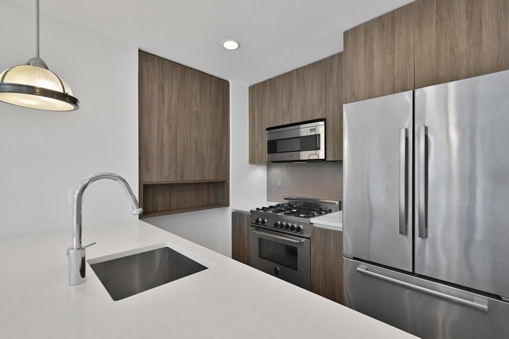 160 1ST ST Unit: 703