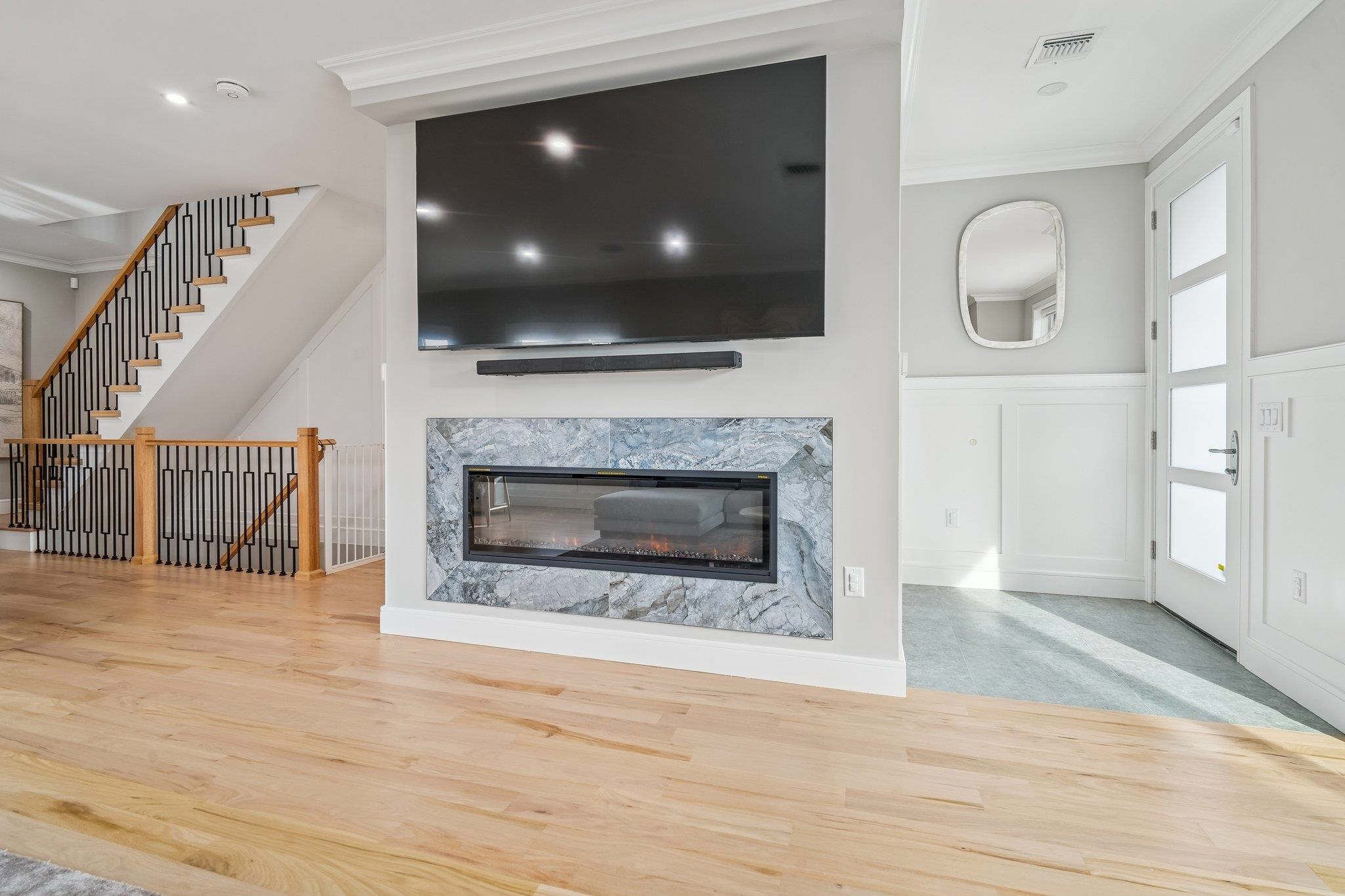 305 8TH ST Unit: 2