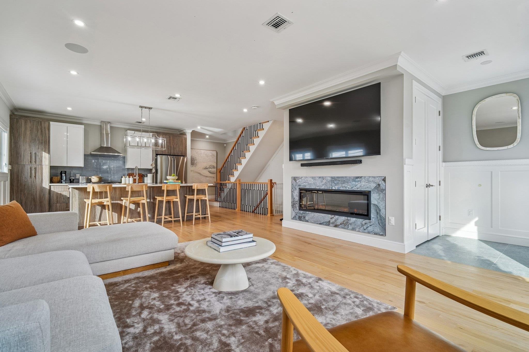 305 8TH ST Unit: 2
