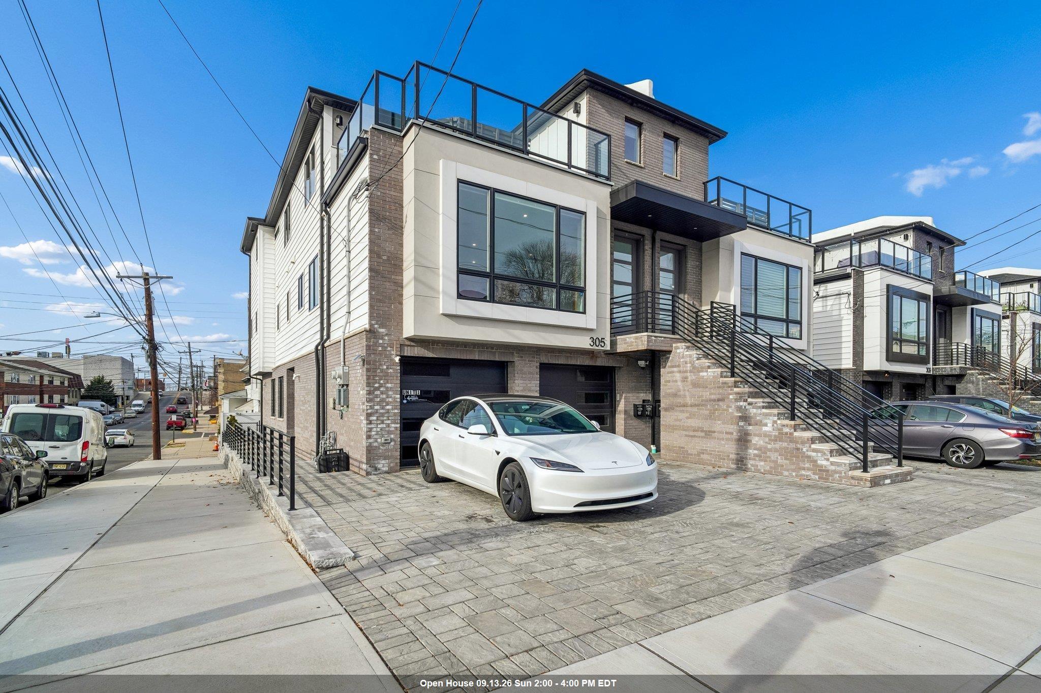 305 8TH ST Unit: 2