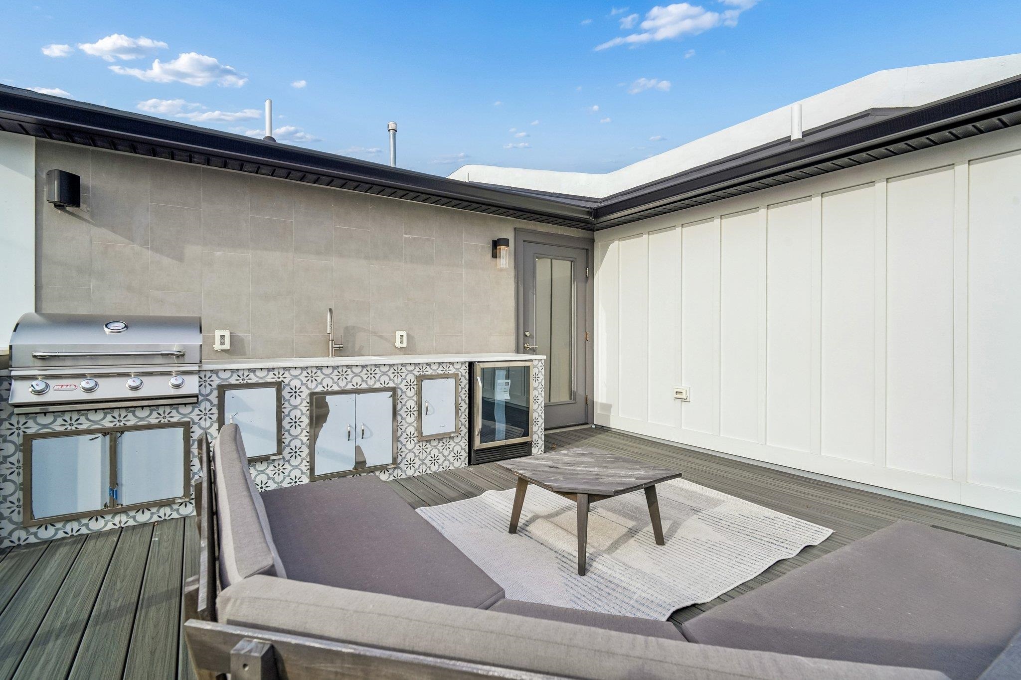 305 8TH ST Unit: 2