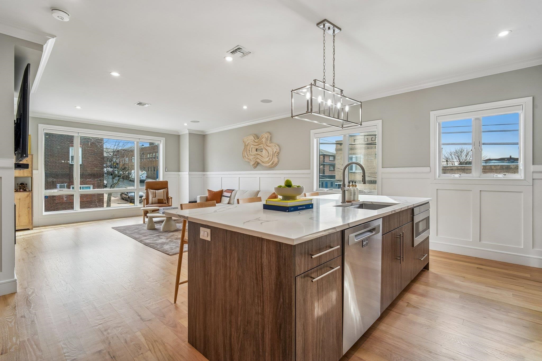 305 8TH ST Unit: 2