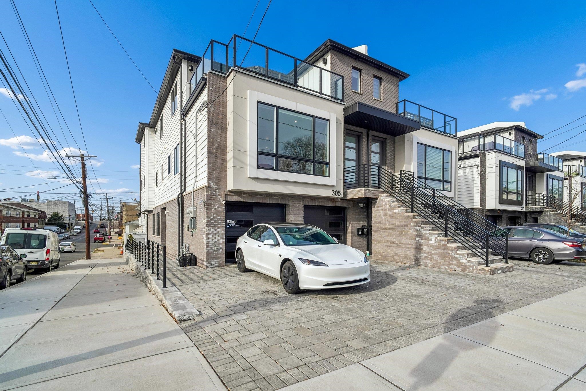 305 8TH ST Unit: 2
