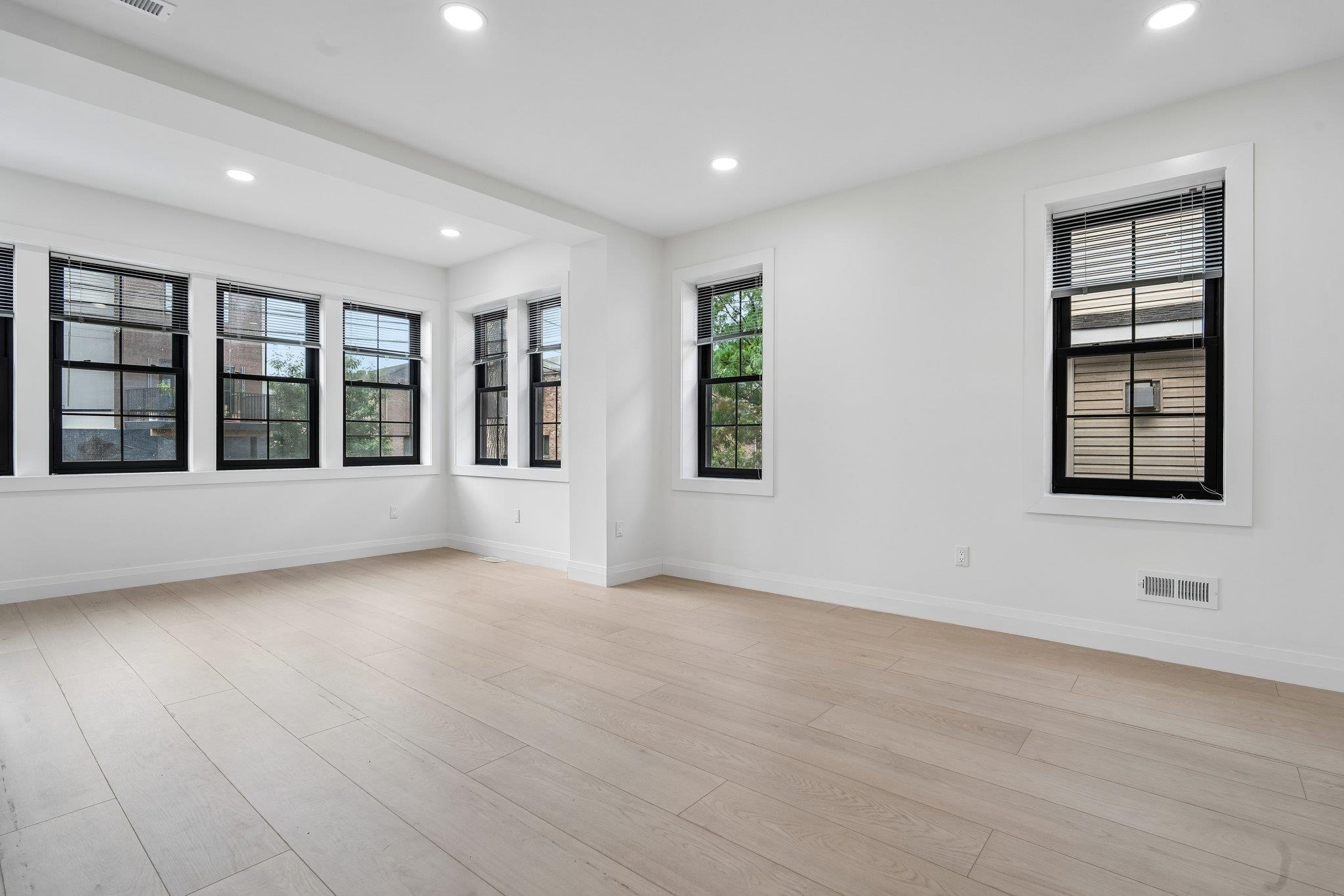 423 AURORA AVE Unit: 1