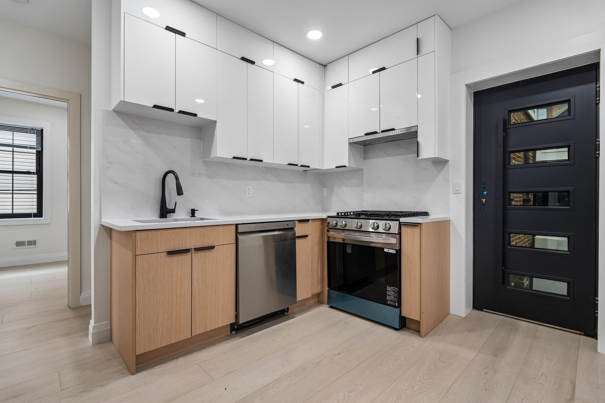 423 AURORA AVE Unit: 1