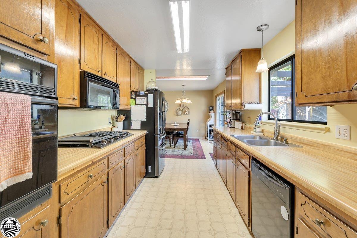 21692 Bellview Creek