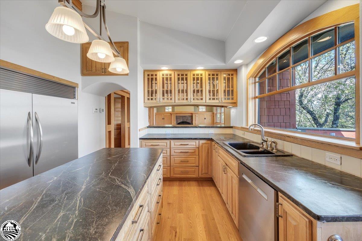 22727 Ridgemont