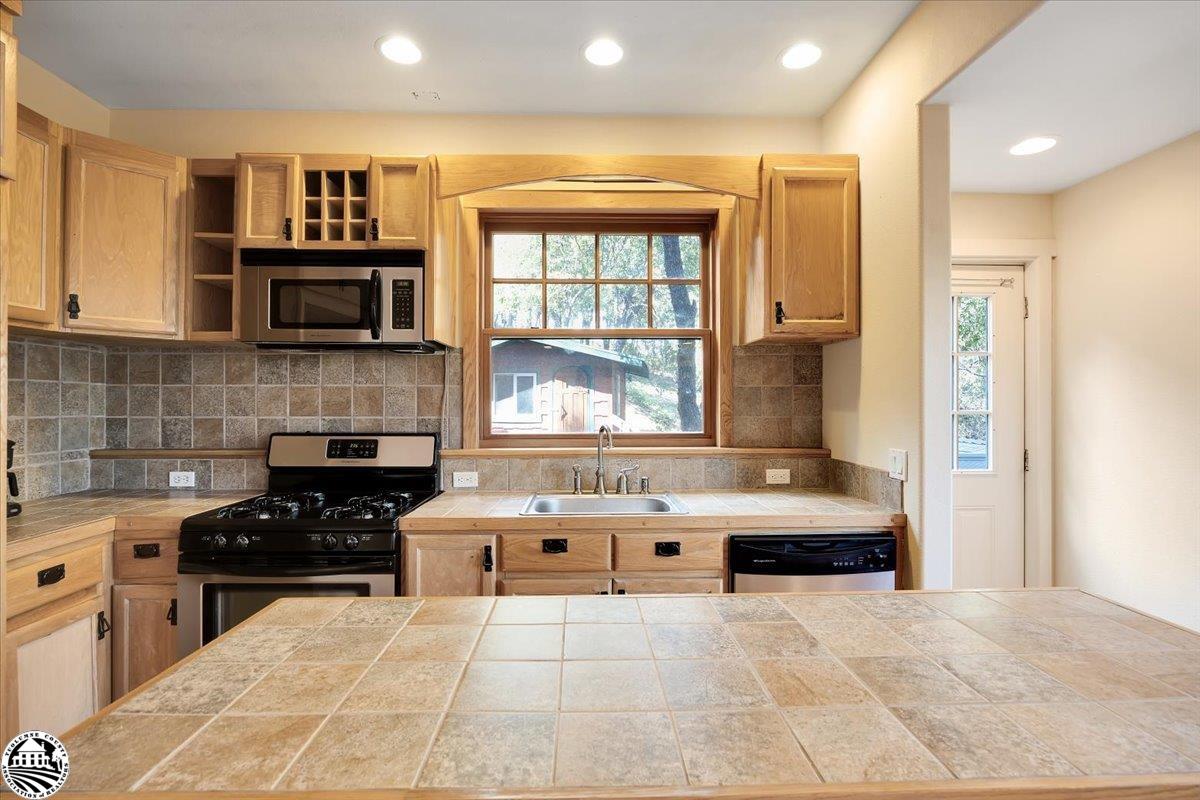 22727 Ridgemont